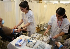 Dos profesionales atienden la extracción de sangre en una jornada de donaciones en Segovia.