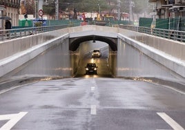 Varios vehículos circulan por el túnel de Labradores, que ya ha recuperado sus dos carriles entre Delicias y el centro.