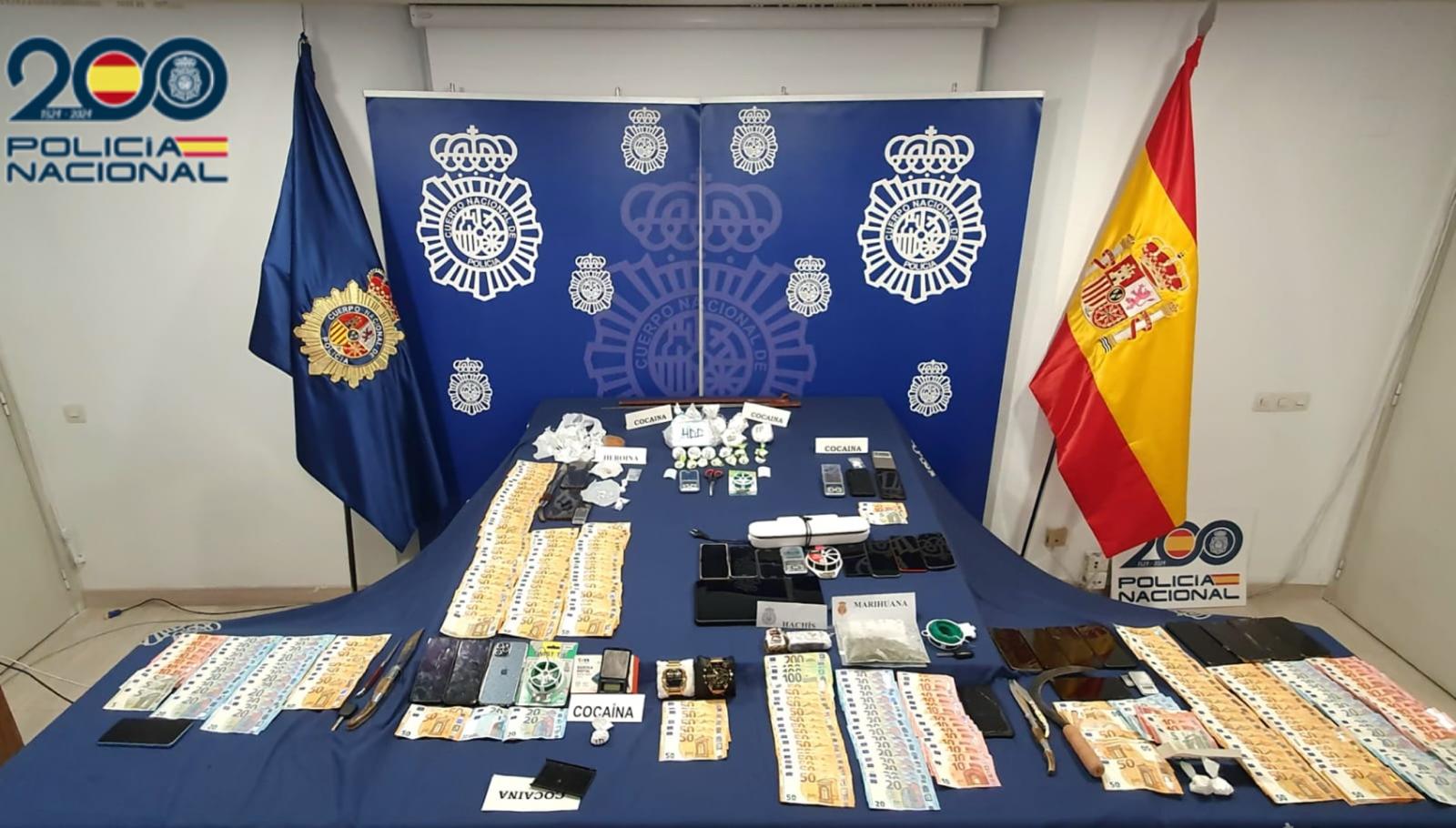 Dinero en efectivo y droga encontrada por la Policía Nacional en los registros.