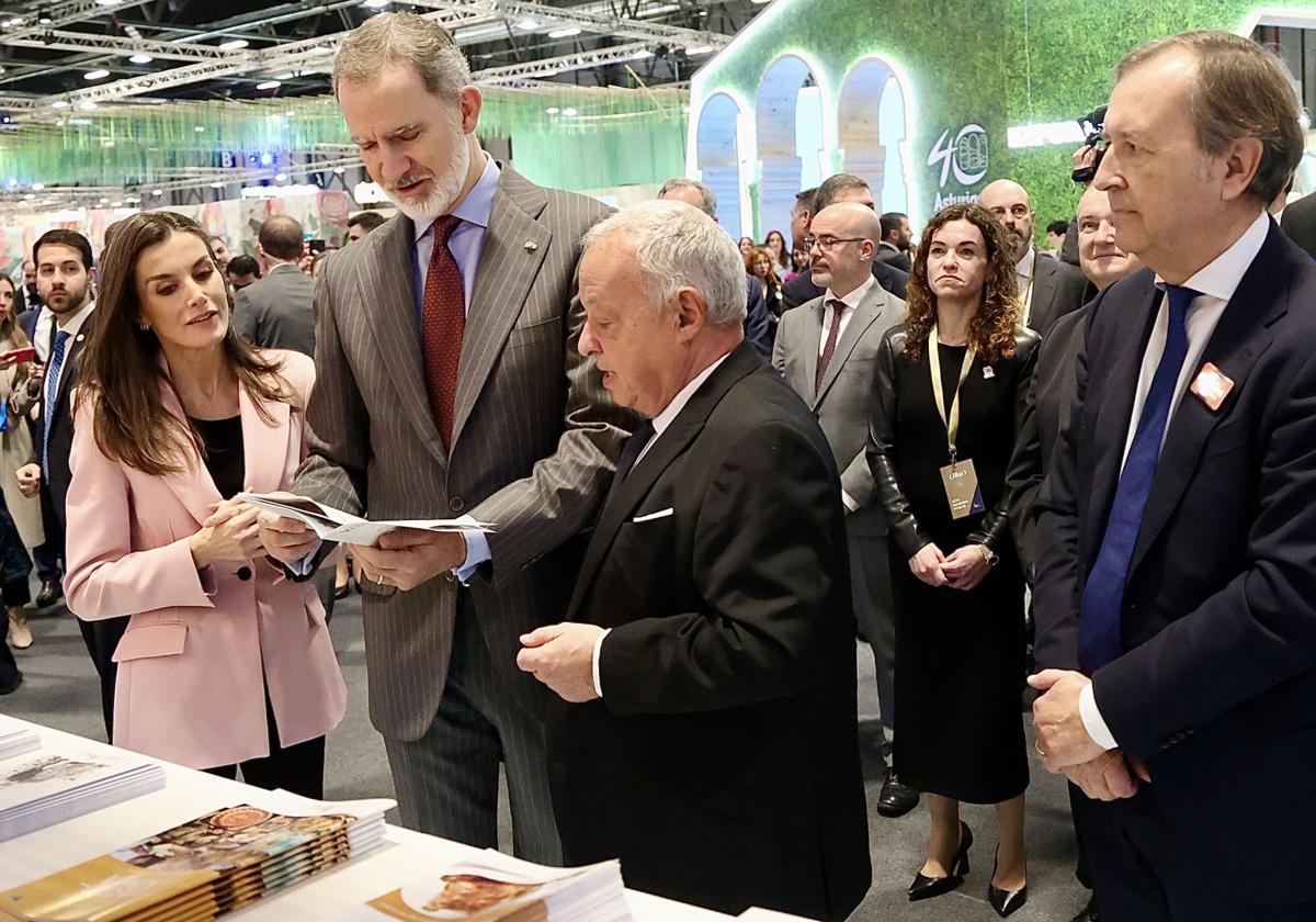 La visita de los Reyes al expositor de Castilla y León en Fitur.