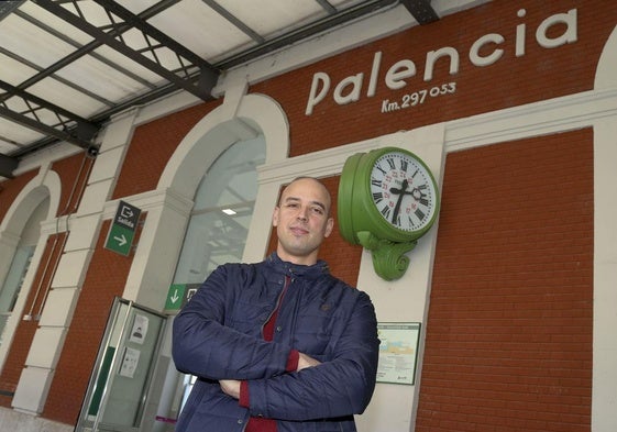 Pablo Polanco, portavoz de los usuarios de Ave de Palencia, en la estación de tren.