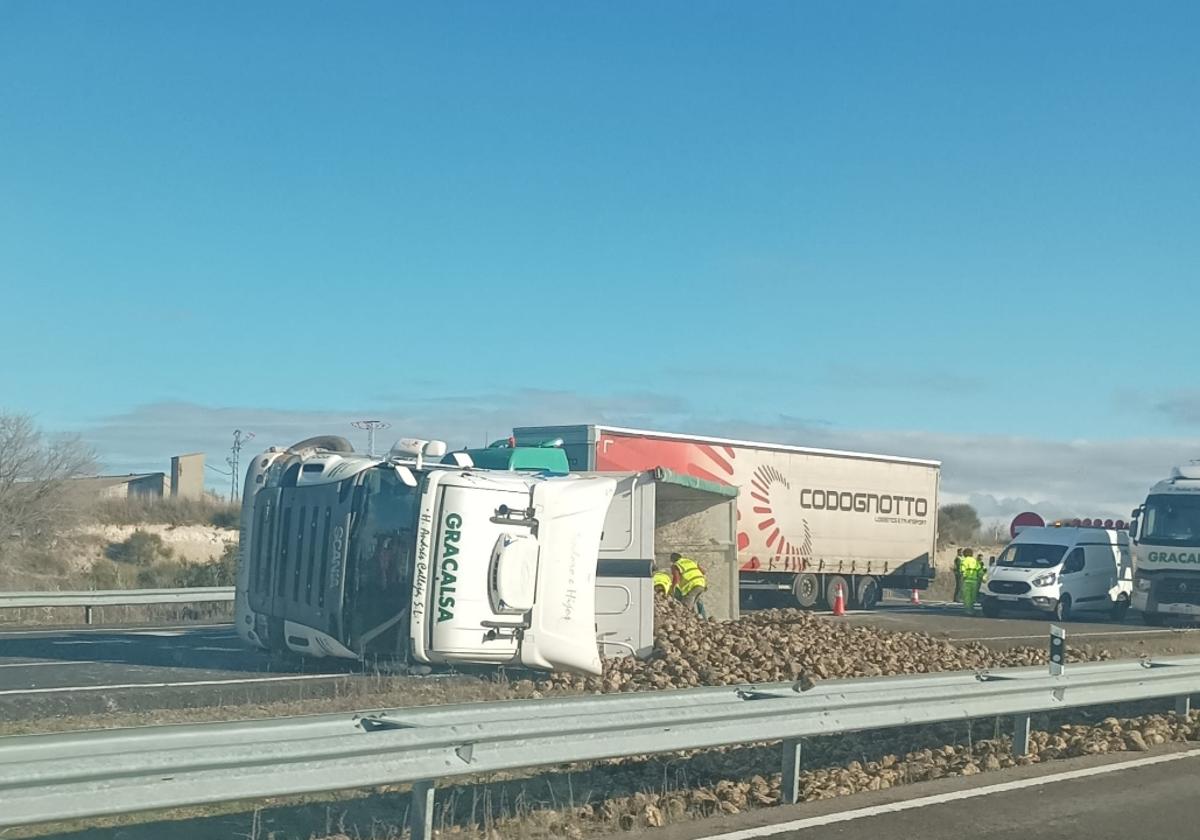 Camión volcado en la autovía que conecta Segovia con Valladolid.