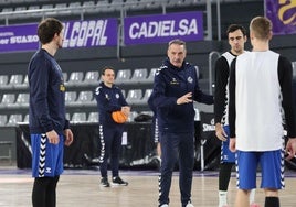 El entrenador del Súper Agropal Palencia da instrucciones a sus jugadores durante el entrenamiento de ayer.