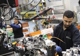 Un trabajadores de Horse, en la fábrica de motores de Valladolid.