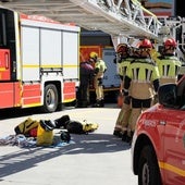 Choca un camión de reparto y queda atascado en la calle Gabilondo