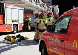 Imagen de archivo de bomberos en el parque central.