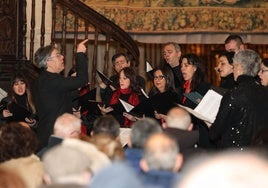 Actuación del coro Alterum Cor, este viernes en el trascoro de la Catedral, donde cuelgan los tapices que donó el obispo Fonseca.