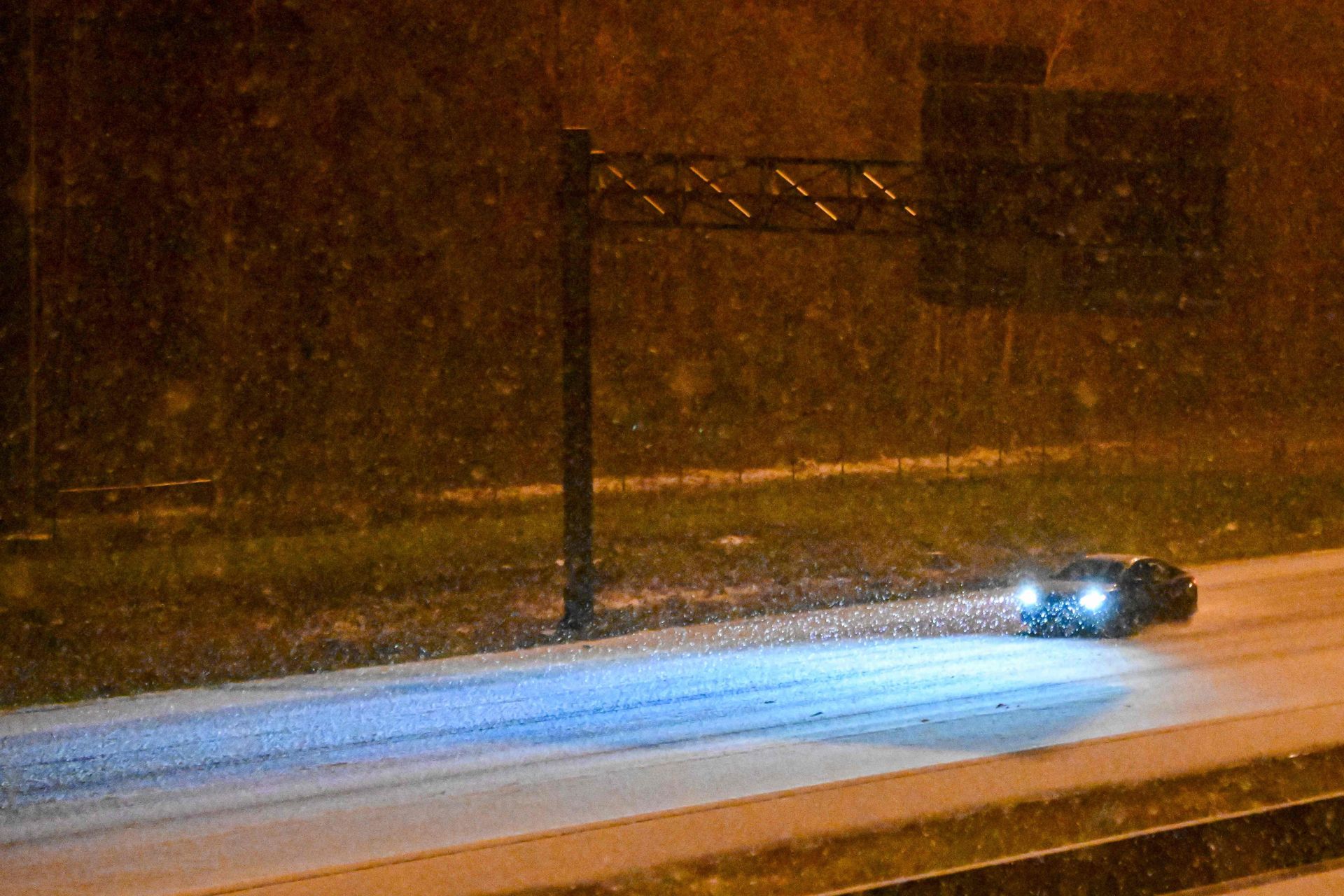 Un conductor circula durante la tormenta de nieve en Tallahassee, Florida.