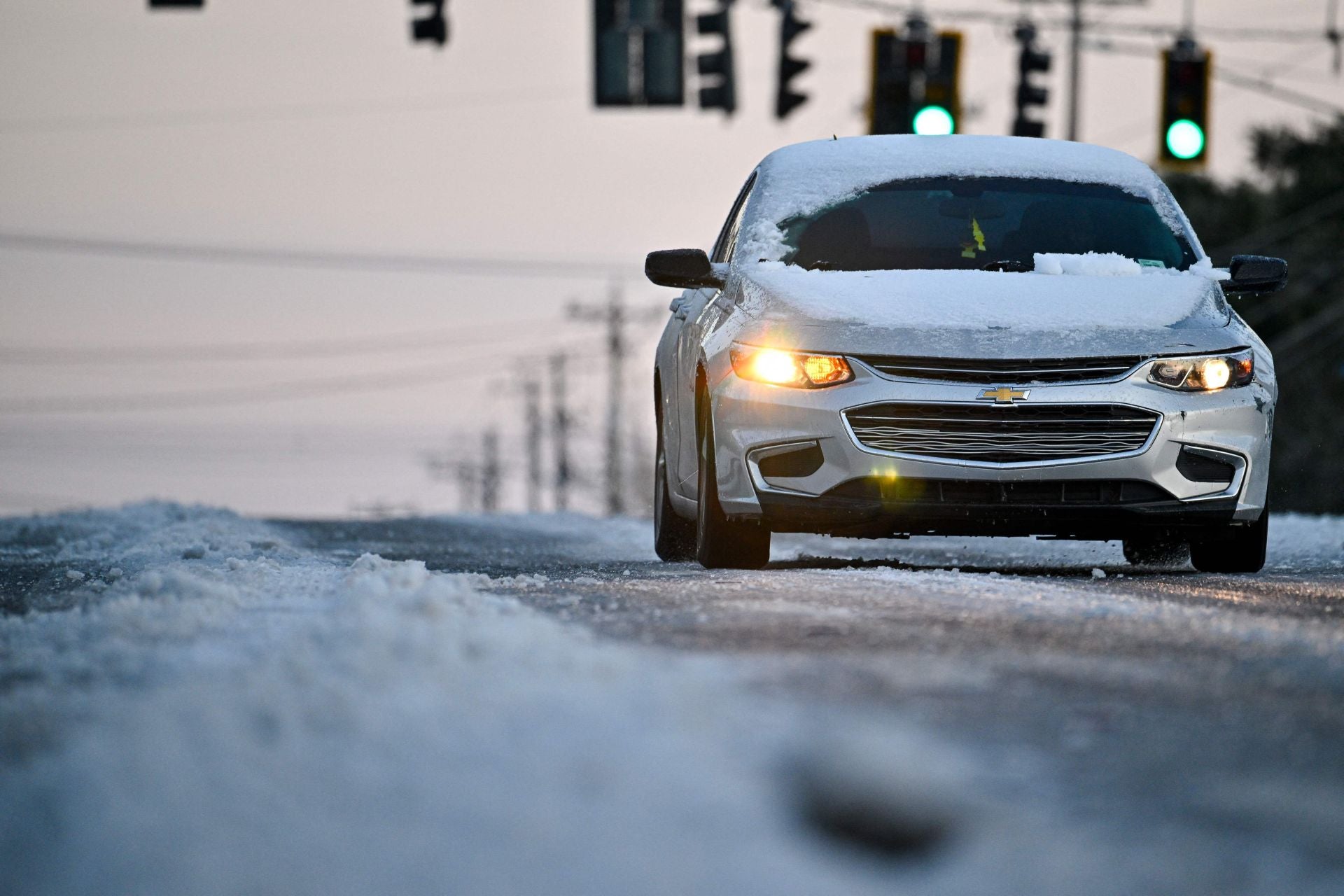 Un coche circulando tras la tormenta de nieve en Tallahassee