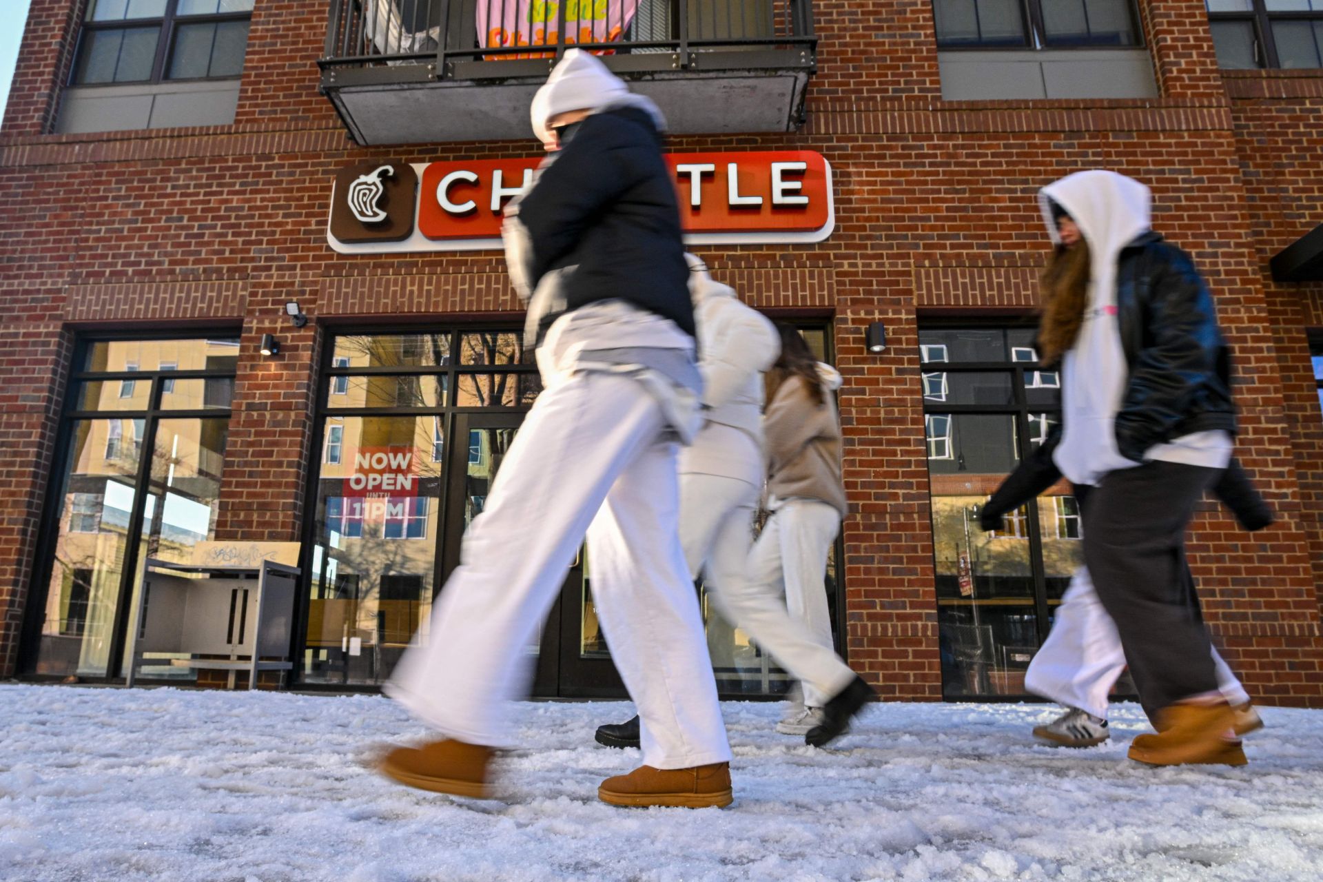 Gente caminando en la nieve