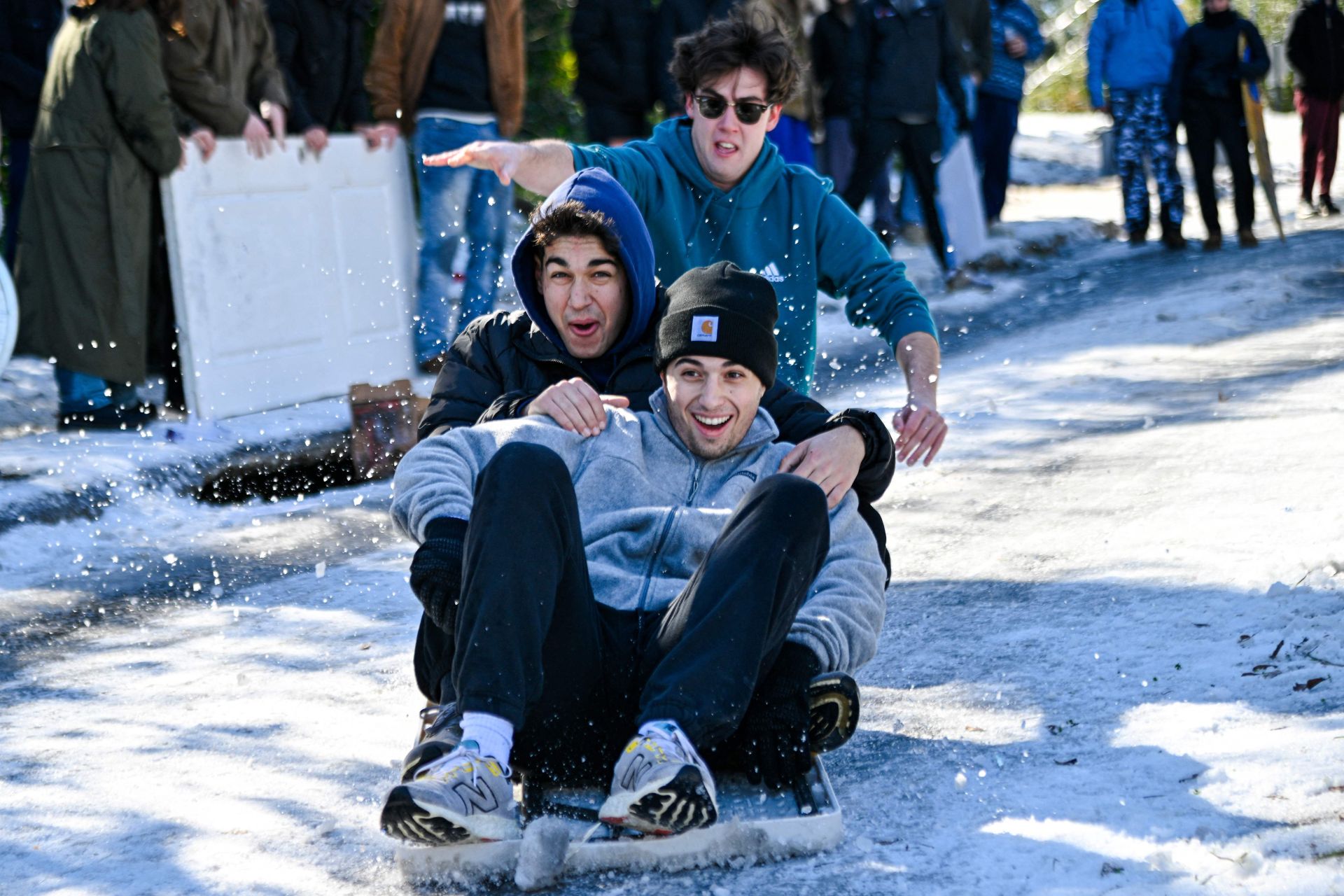 Personas utilizando una tabla para deslizarse por la nieve en Tallahassee, Florida