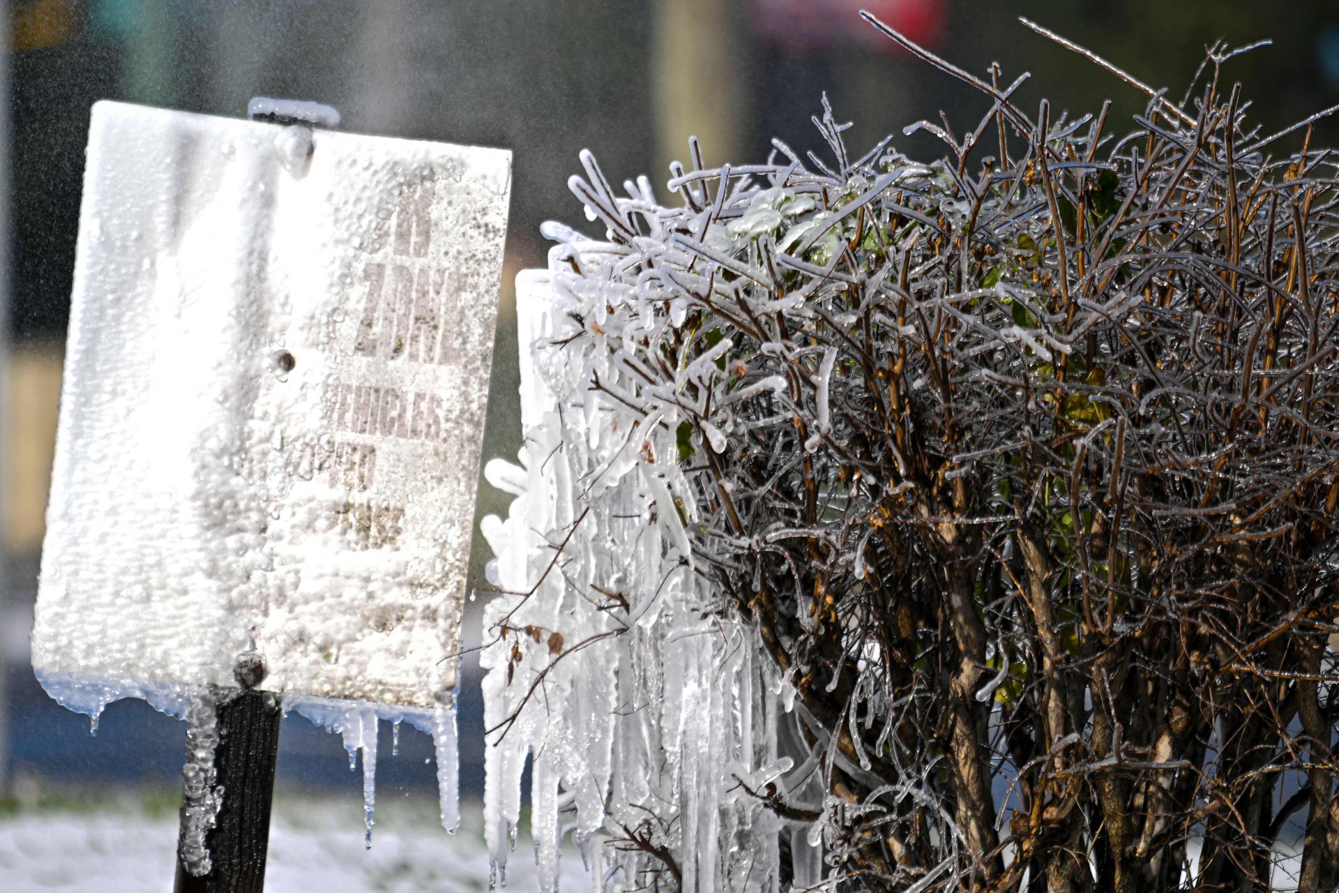 Una señal cubierta de nieve y hielo