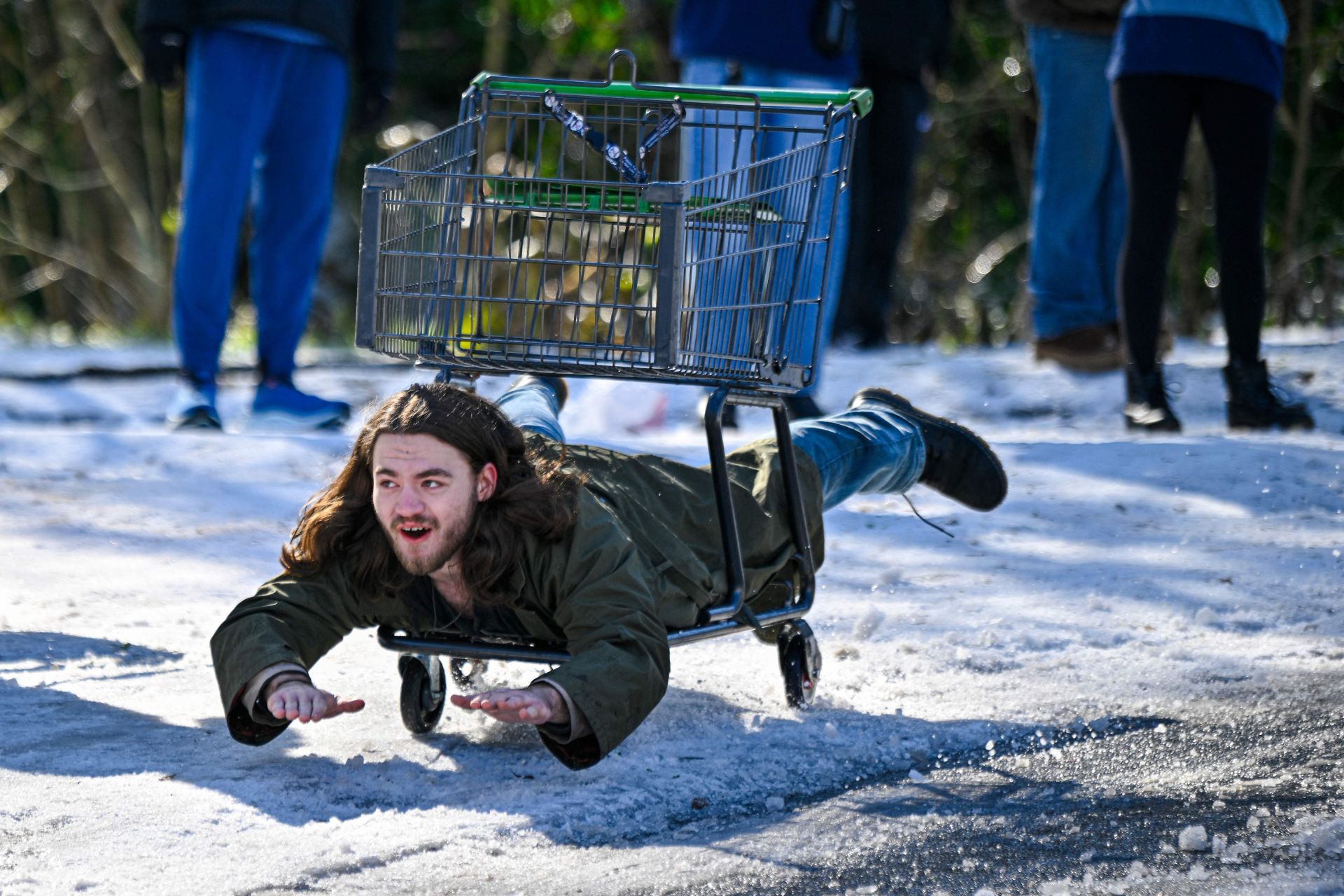 Una persona usa un carro de la compra para deslizarse por la nieve en Tallahassee, Florida.