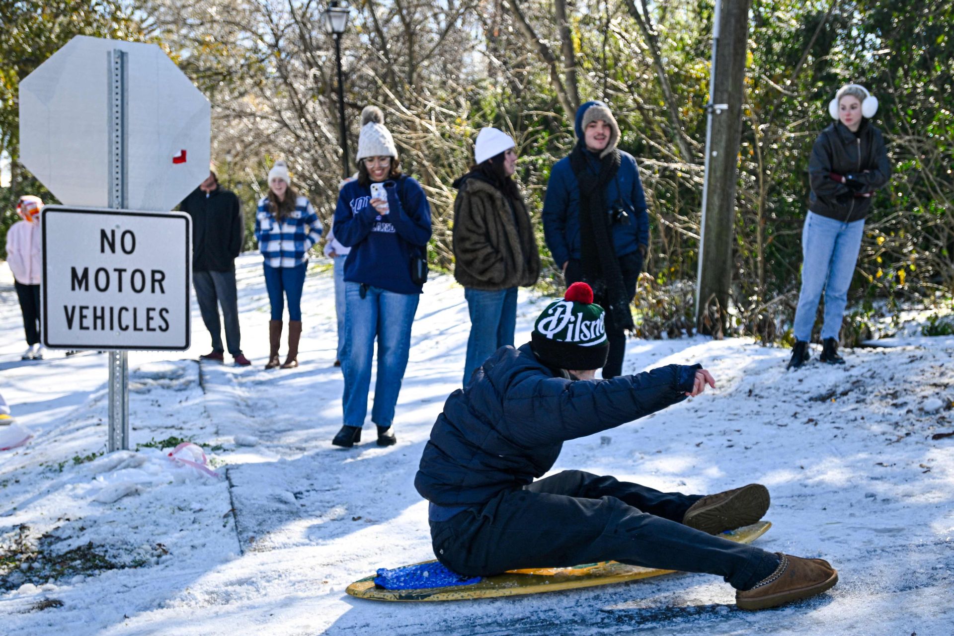 Una persona deslizandose en la nieve