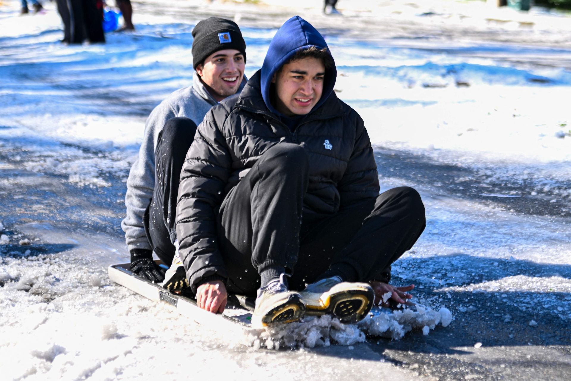 Personas utilizando una tabla para deslizarse sobre la nieve