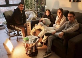 José y Laura, padres de Áxel, junto a otros dos inquilinos de la escalera.