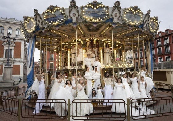 Las novias en el tiovivo de la Plaza Mayor