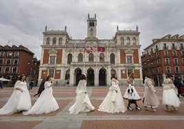 Desfile de 34 novias vestidas por María Luisa en la Plaza Mayor de Valladolid