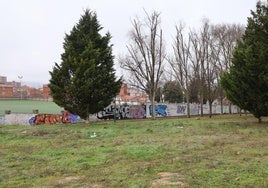 Zona, junto al campo de fútbol, del Otero, en la que se construirá el aparcamiento.