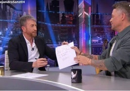 Pablo Motos entrega la nota a Alejandro Sanz para que se la lleve a David Broncano.