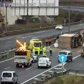 El vuelco de un camión deja un herido y obliga a cortar dos carriles en la A-1