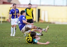 El mojadense Alfon se lanza para tratar de recuperar el balón ante un rival palentino.