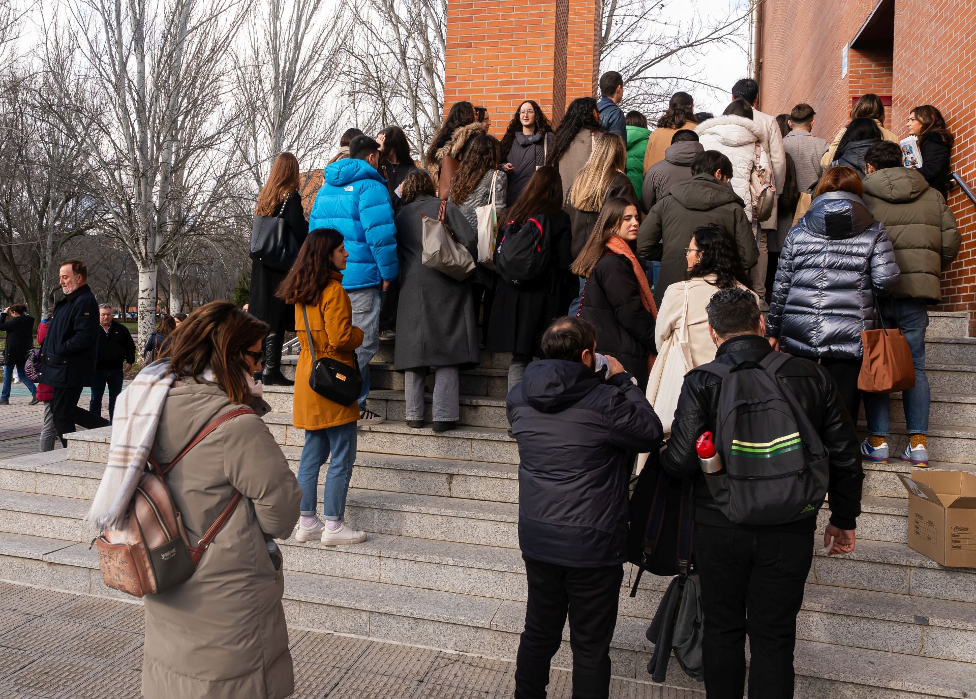 Los futuros médicos se examinan en busca de una plaza en la Sanidad pública