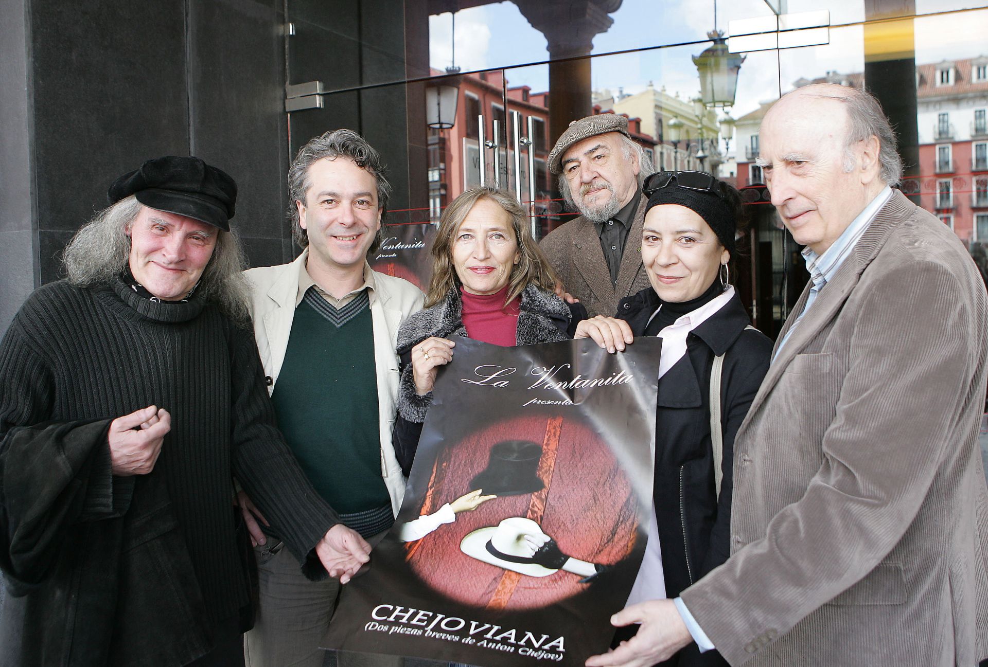 Juan Ignacio Miralles, a la izquierda, en la presentación en 2010 de La ventanita en el Teatro Zorrilla.