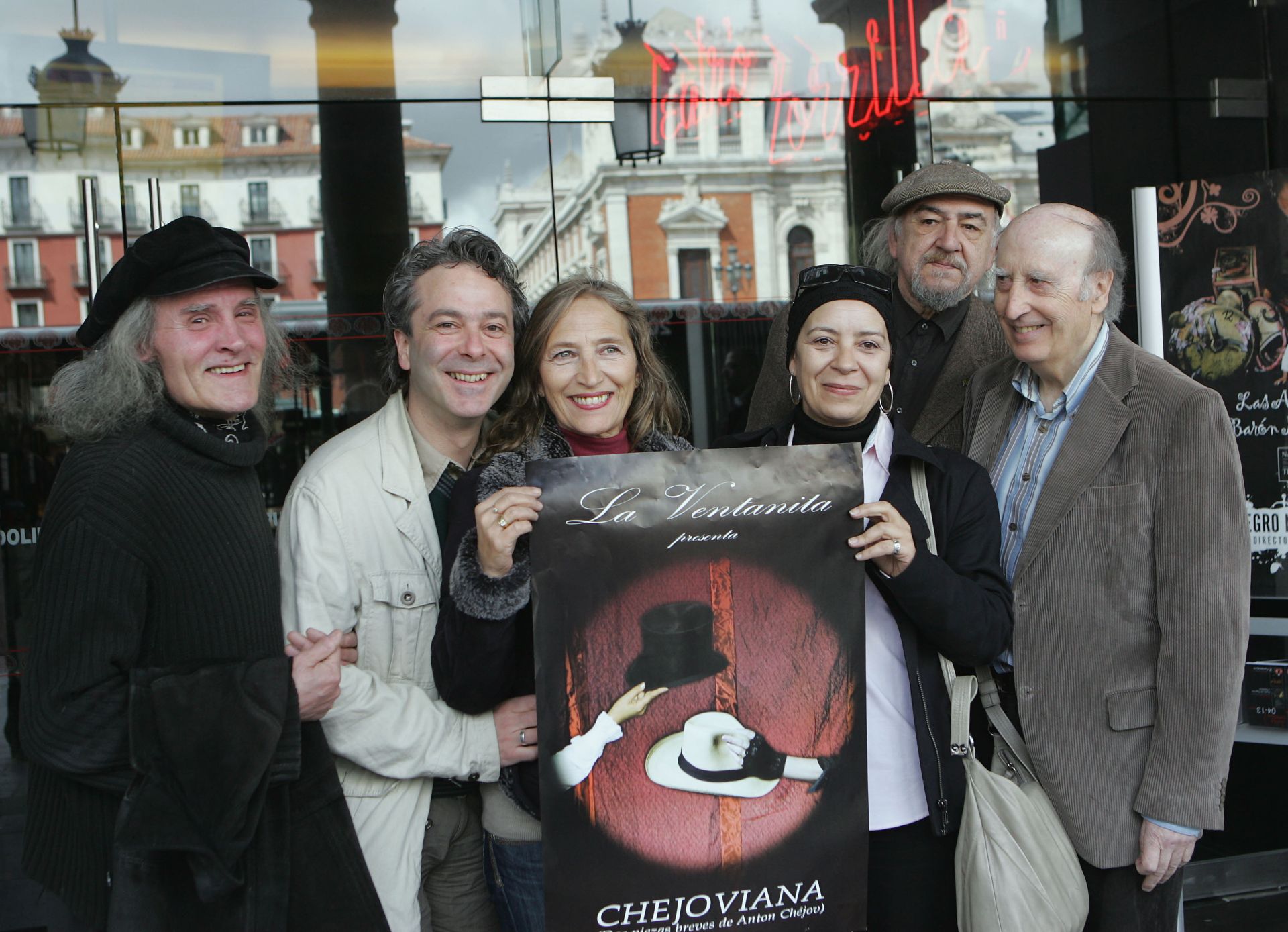 Juan Ignacio Miralles, a la izquierda, en la presentación en 2010 de La ventanita en el Teatro Zorrilla.