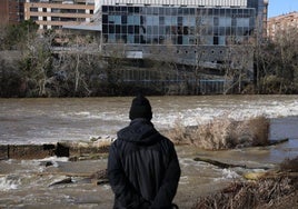 El río Pisuerga, a su paso por Valladolid al mediodía de este sábado.