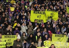 Pancartas contra Ronaldo durante el encuentro ante el Real Madrid.