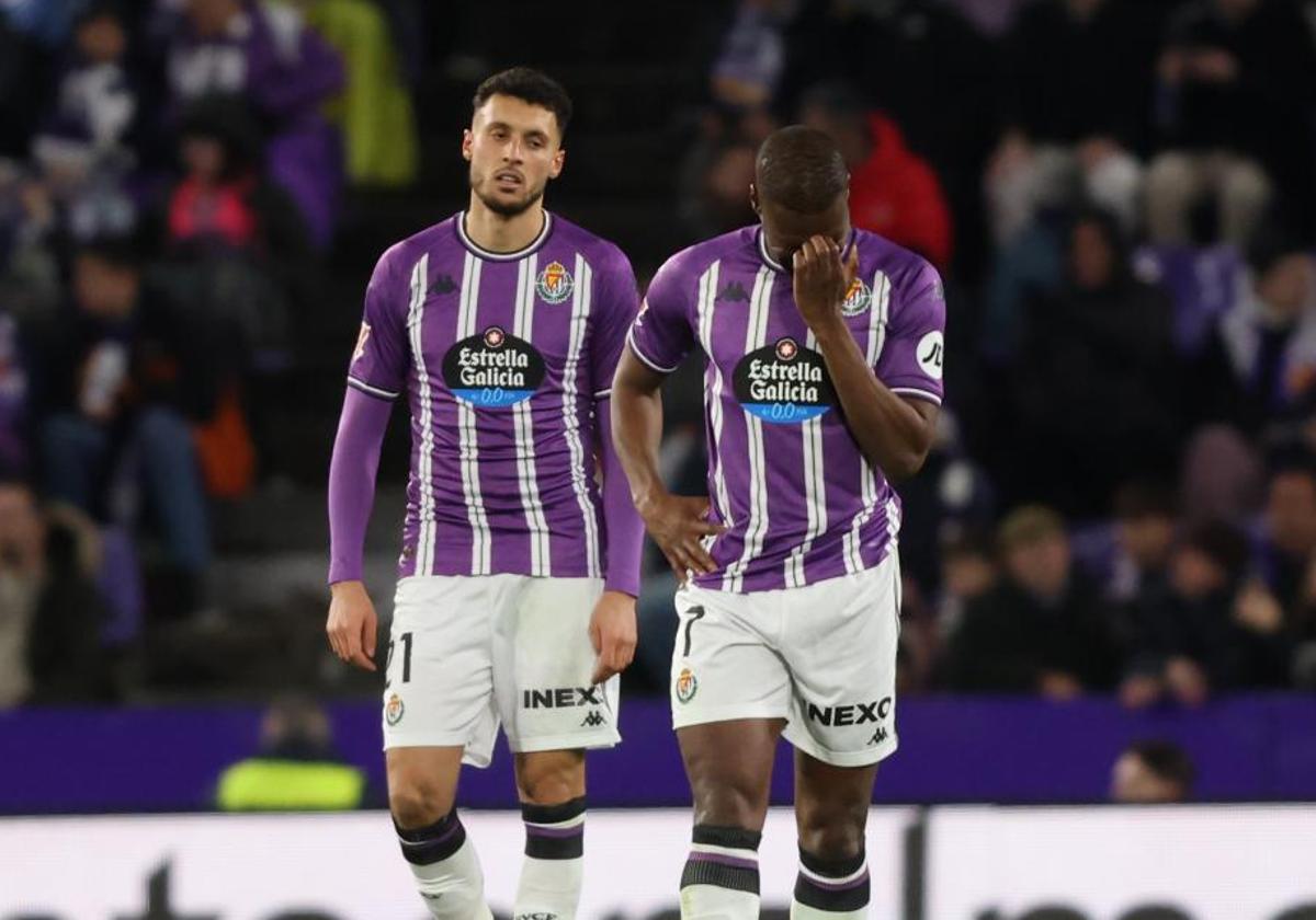 Selim Amallah (izquierda) y Mamadou Sylla, durante el Real Valladolid-Real Madrid disputado el sábado en Zorrilla