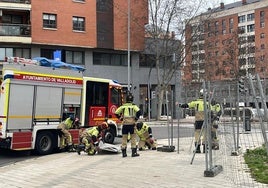 Los bomberos aseguran las vallas en la plaza Marcos Fernández.