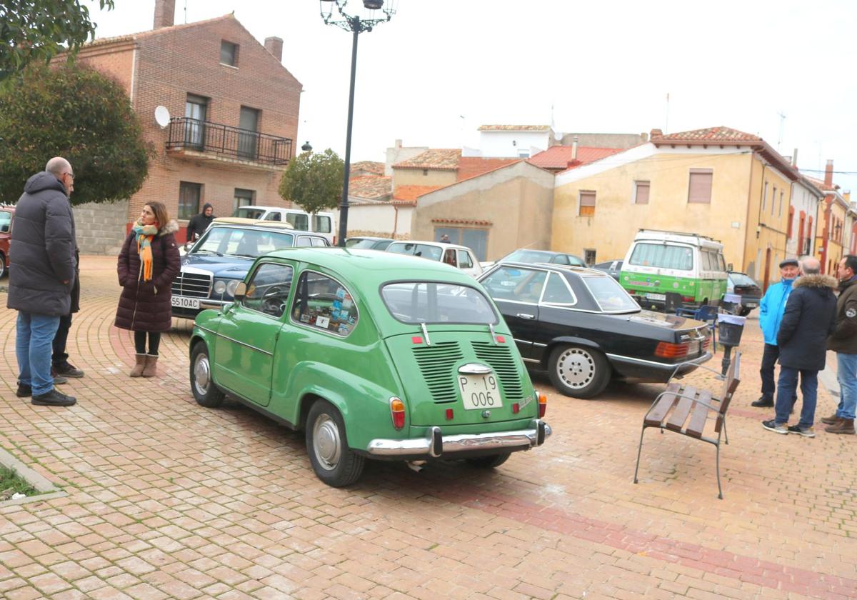 Vehículos clásicos aparcados en Castrillo de Onielo.