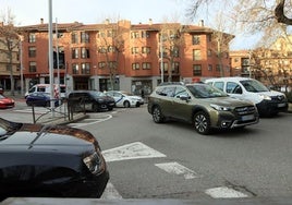 Circulación intensa de vehículos en la glorieta de Dionisio Duque, en la capital segoviana.