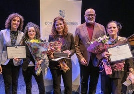 Eva Fernández (2º por la izquierda), junto a María José Arenas y a la derecha, María Isabel Flores.