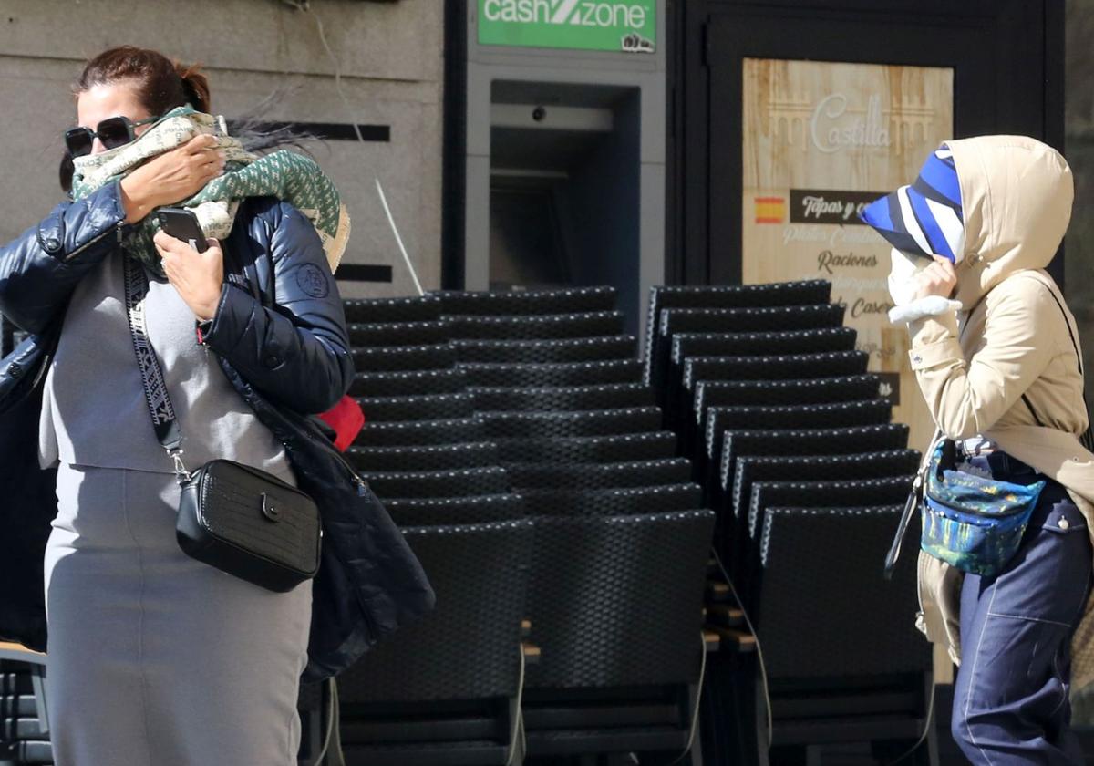 Dos mujeres se protegen del fuerte viento, en una imagen de archivo.