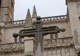 Crucero de piedra ante la fachada de la iglesia de Sta. María de la Antigua, origen de la leyenda.