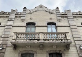 El edificio modernista que se salvó de las llamas y hoy esconde un hospital