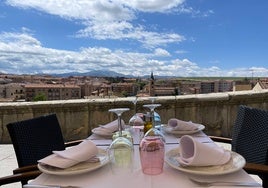 Terraza de Castilla Cañas y Tapas, un mirador a la sierra desde el centro de Segovia