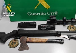 Armas y material cinegético incautado por la Guardia Civil.