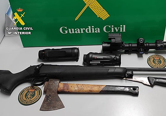 Armas y material cinegético incautado por la Guardia Civil.