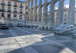 Coches oficiales aparcados junto al Acueducto de Segovia este lunes.