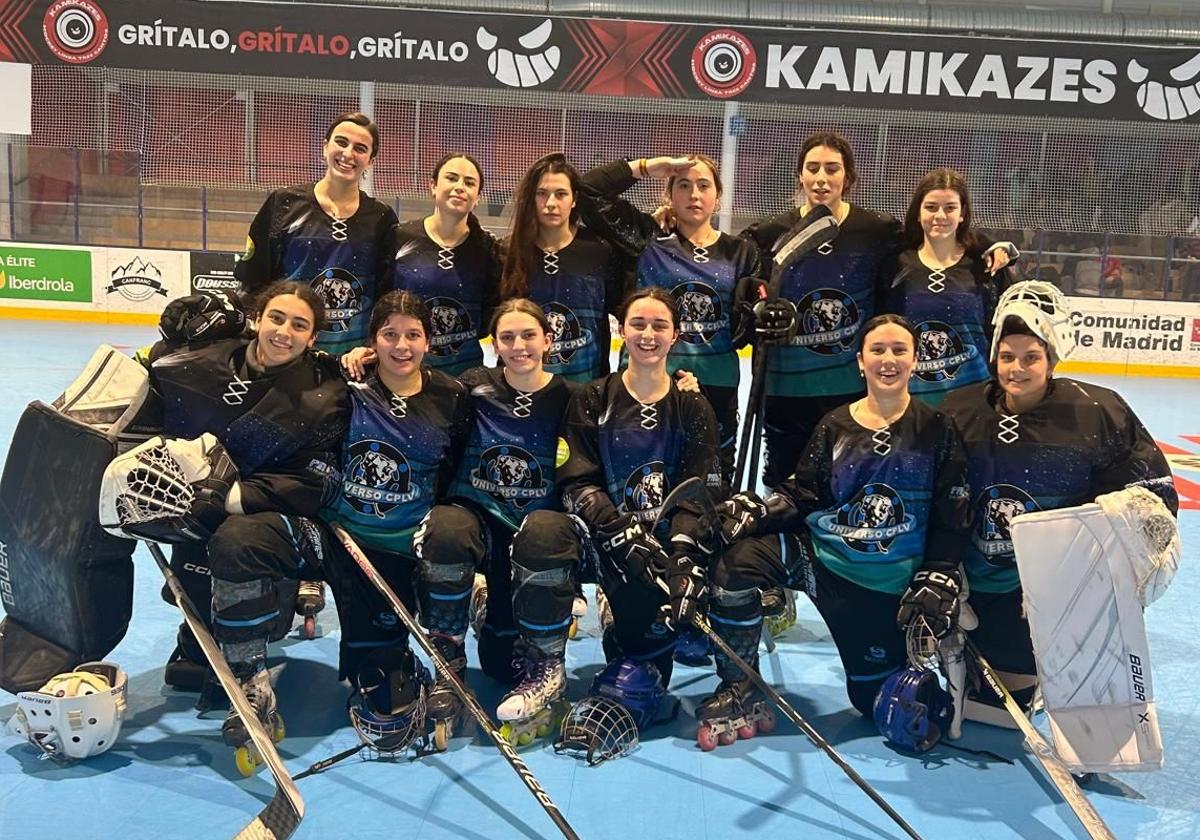 Las jugadoras de Las Panteras posan en ek pabellón de Tres Cantos.