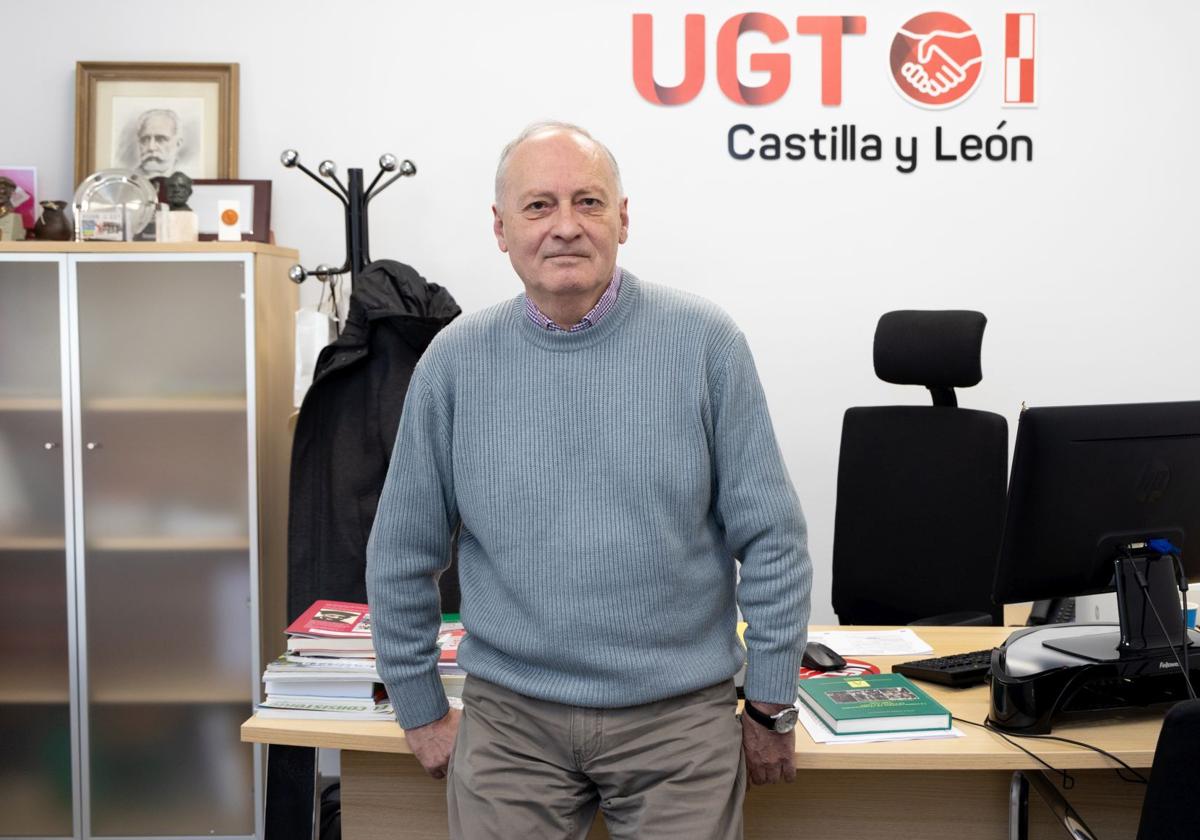 El secretario regional saliente de UGT, Faustino Temprano, en su despacho del sindicato.