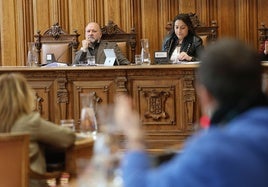 El concejal de Hacienda y la alcaldesa escuchan la intervención del concejal de IU-Podemos.