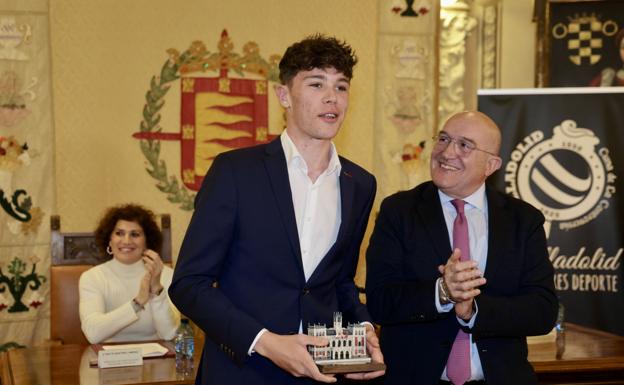 Iván Romeo, 192 centímetros de ciclista, recoge el premio al mejor deportista de manos del alcalde.