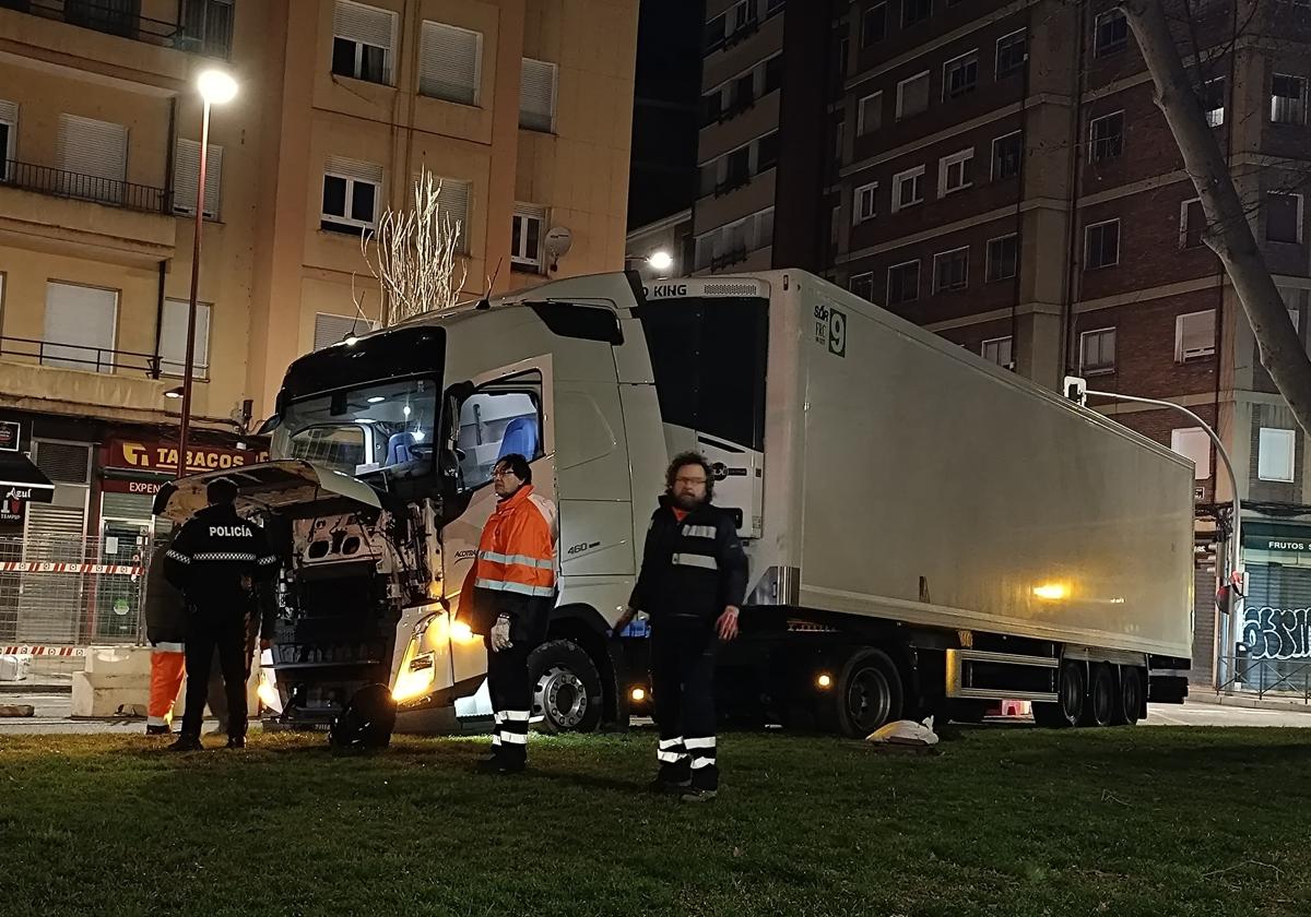 Cortada la circulación en la plaza Circular tras el accidente de un camión