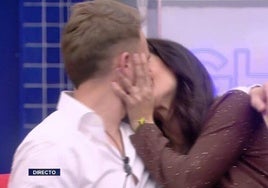 El primer beso de José María Almoguera y María La Jerezana ante sus compañeros de reality.