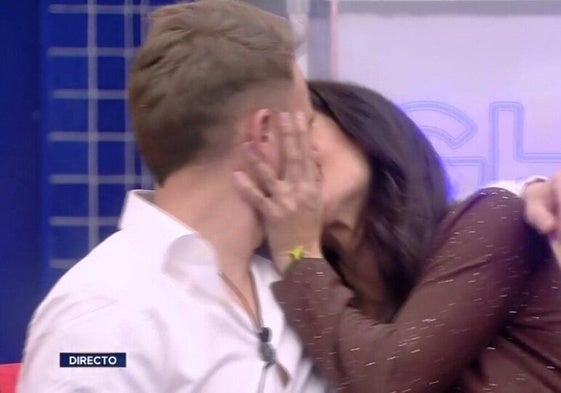 El primer beso de José María Almoguera y María La Jerezana ante sus compañeros de reality.